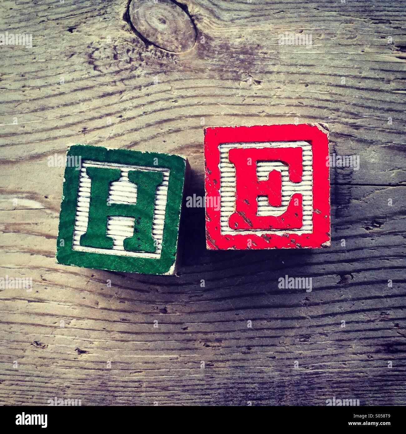 Si tratta di una foto di due cubi di legno giocattolo con le lettere che formano la parola egli - Immagine stock catturata con smartphone