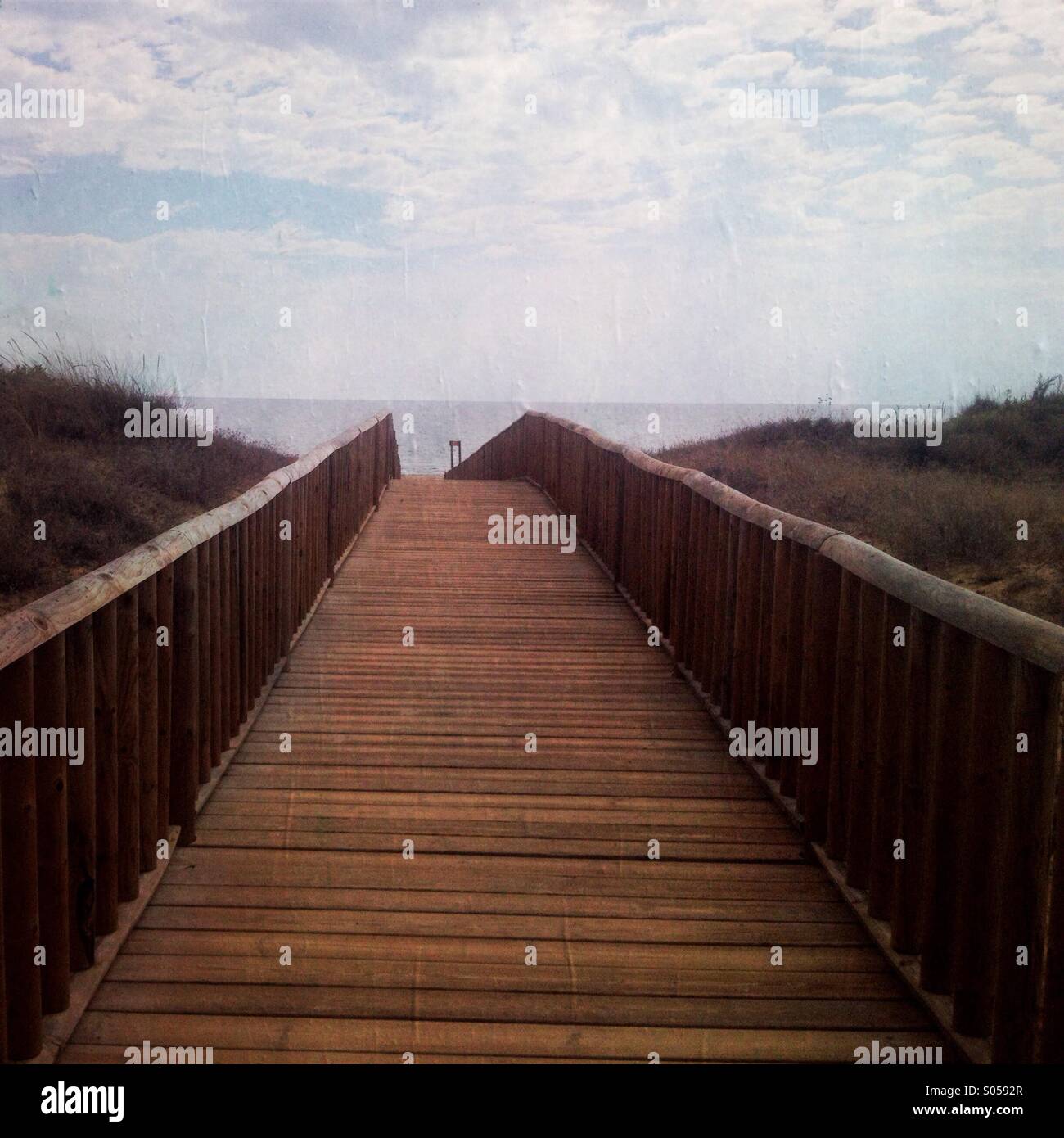 Ponte per la spiaggia presso la struttura Barcelo Punta Umbria Beach Resort in Huelva, Spagna Foto Stock