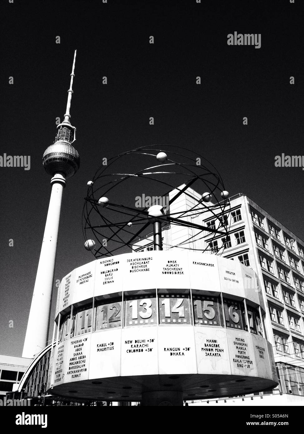 Alexanderplatz con orologio mondiale e la torre della televisione di Berlino Germania Foto Stock