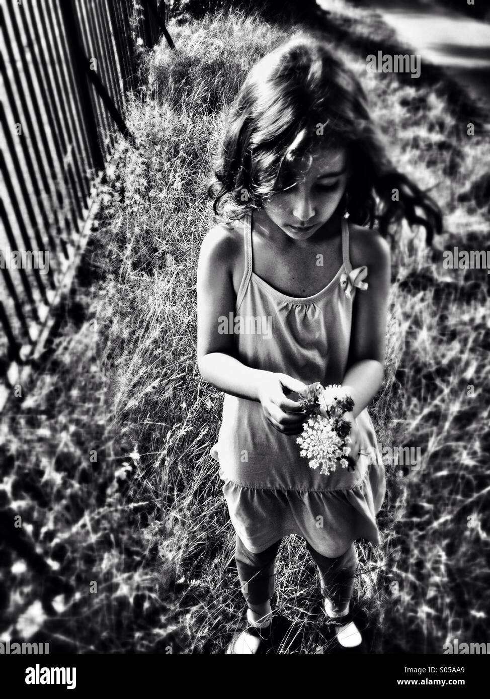 Ragazza giovane con fiori in mano Foto Stock