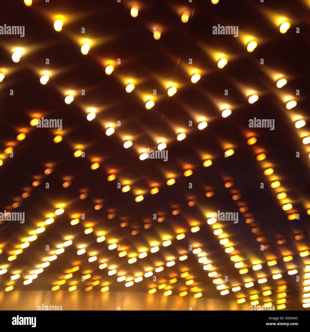 A zig-zag di luci di colore giallo su un teatro tendone Foto Stock