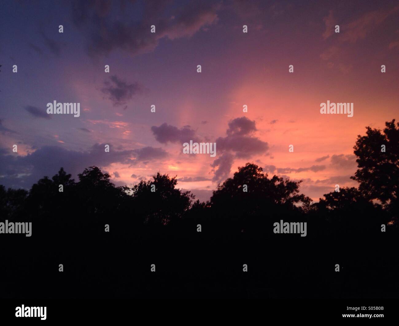 Spettacolare sky subito dopo il tramonto - Immagine stock catturata con smartphone