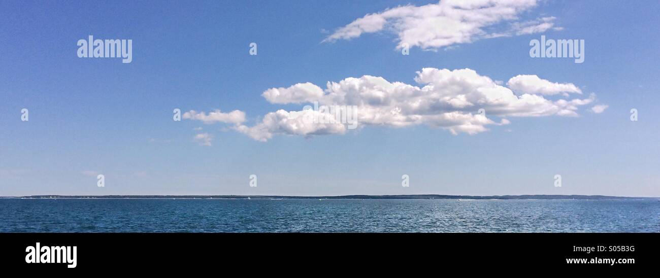Panorama dell'oceano Atlantico con il bianco delle nuvole in cielo blu con Martha's Vineyard in background in Falmouth Massachusetts lungo il percorso luminoso Bike Trail Foto Stock