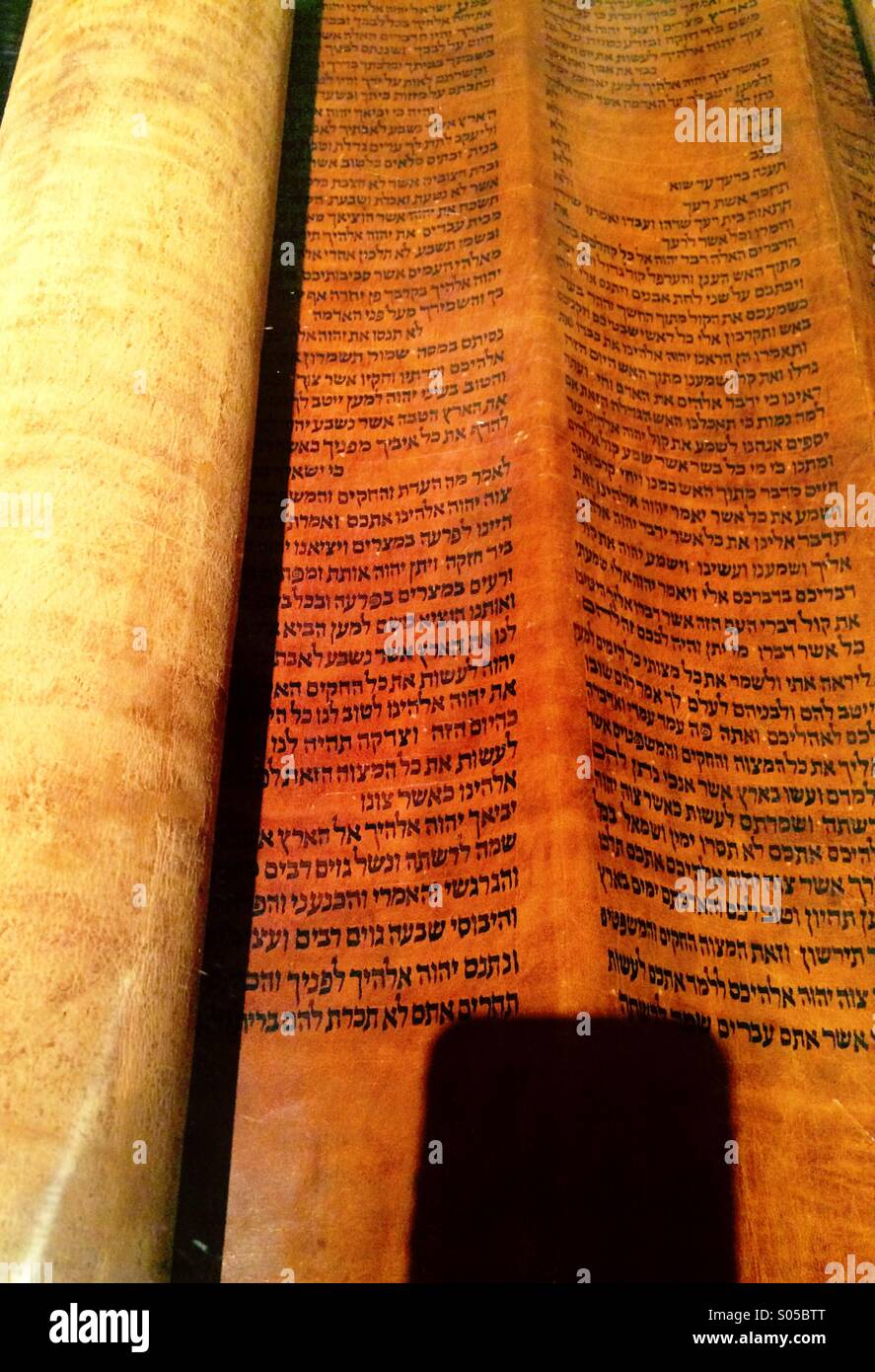 Ombra di uno smart phone sulla prima stampa dei dieci comandamenti circa 1455 Foto Stock