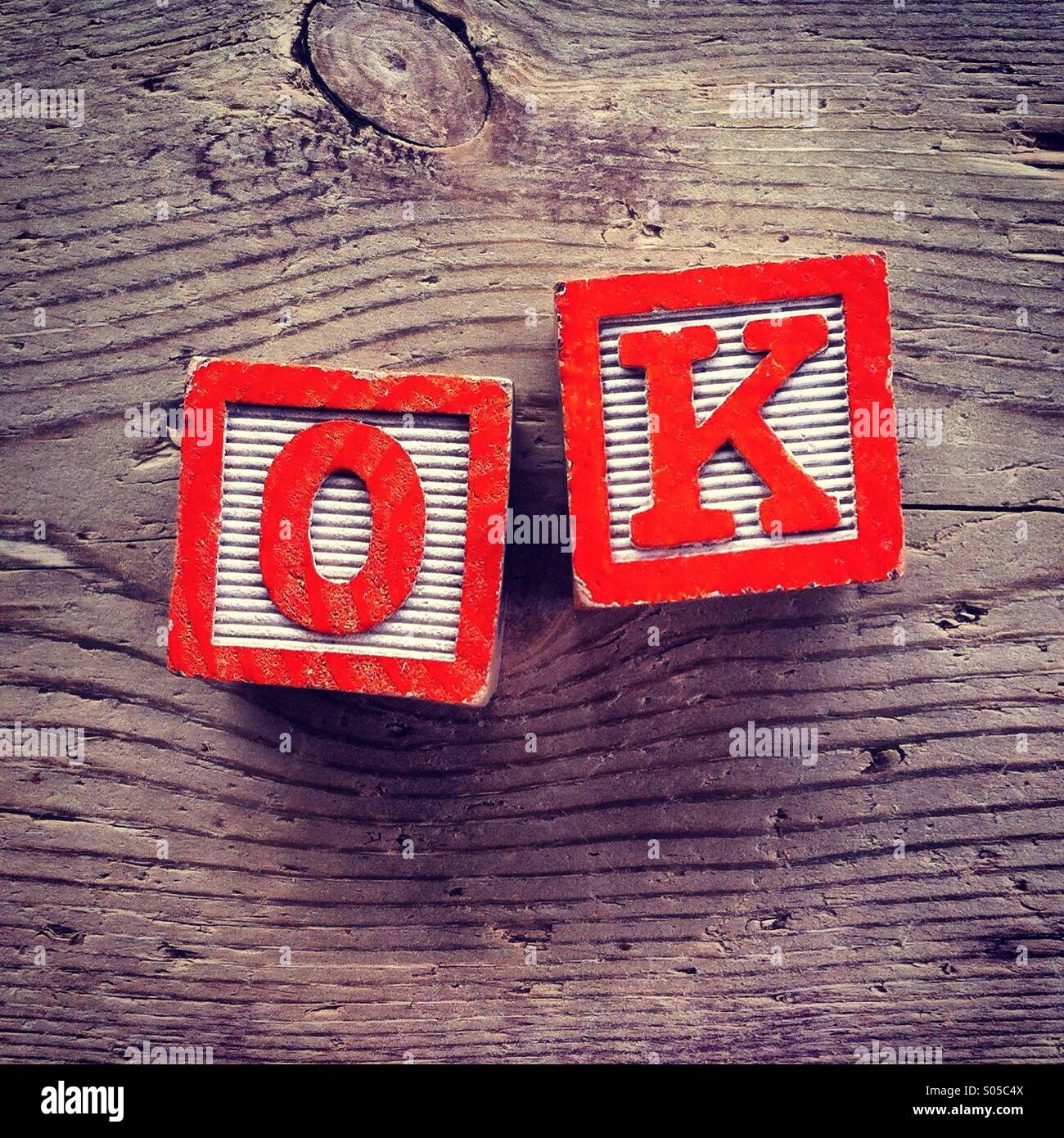 Si tratta di una foto di blocchetti di legno giocattolo con le lettere che formano la parola acronimo OK Foto Stock