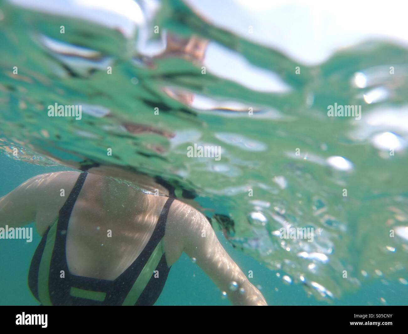 Donna nuotare nell'oceano Foto Stock