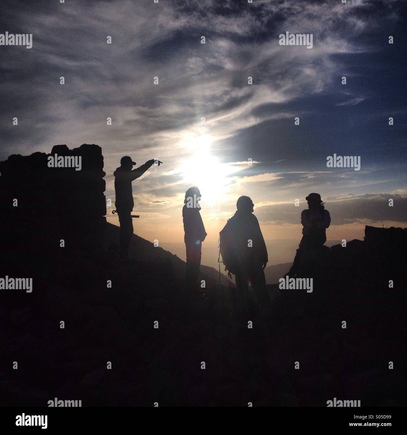 Una guida turistica mostra i resti di una miniera per i turisti al tramonto in Real de Catorce, San Luis Potosi, Messico Foto Stock