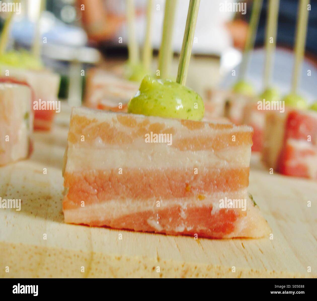 Antipasti Crostini di terrina e olive buongustaia cielo servita su piatti al sole. - Immagine stock catturata con smartphone