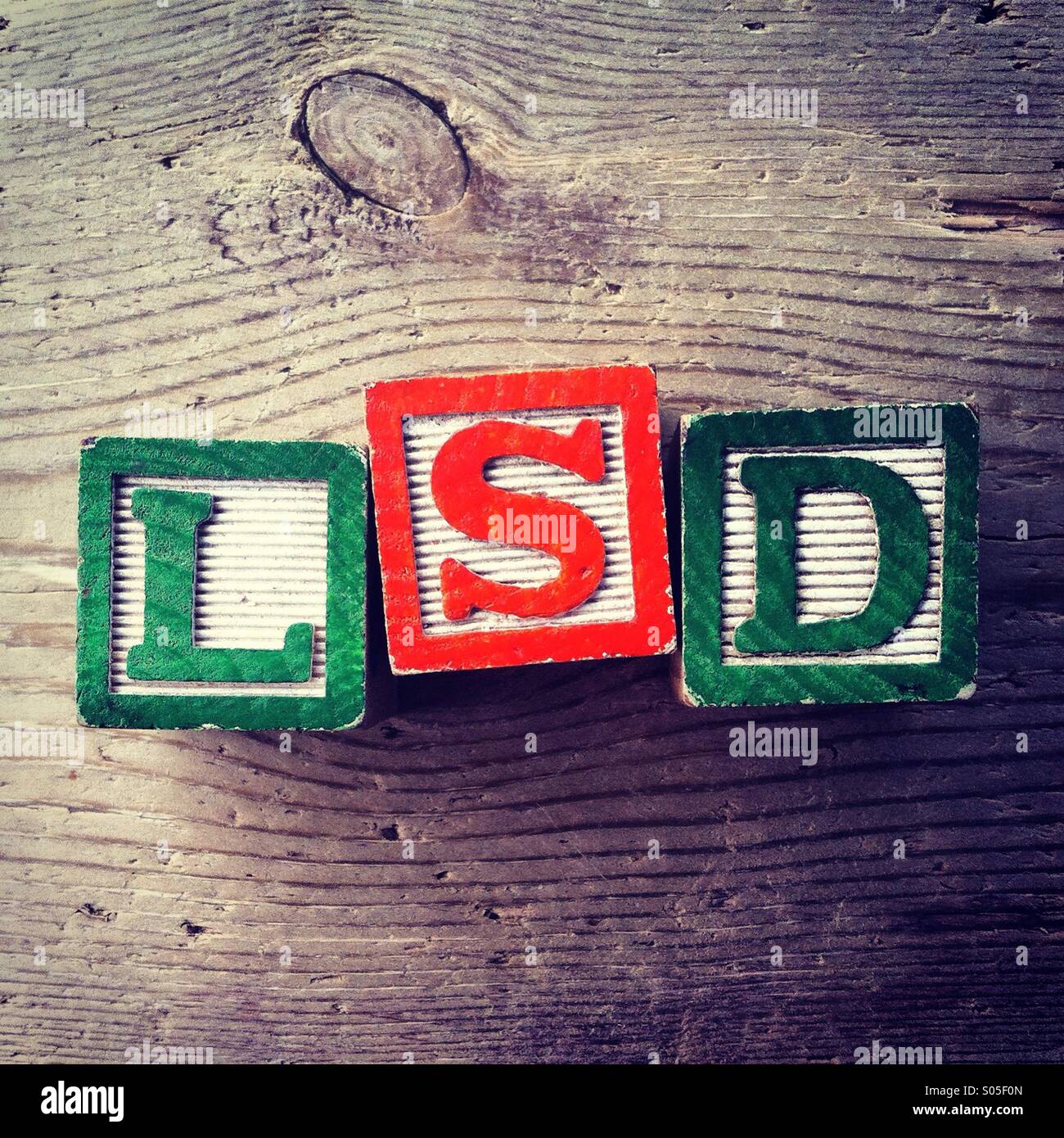 Si tratta di una foto di alcuni dei blocchi di legno con la lettera su di essi che sono combinati insieme per creare la parola acronimo LSD Foto Stock