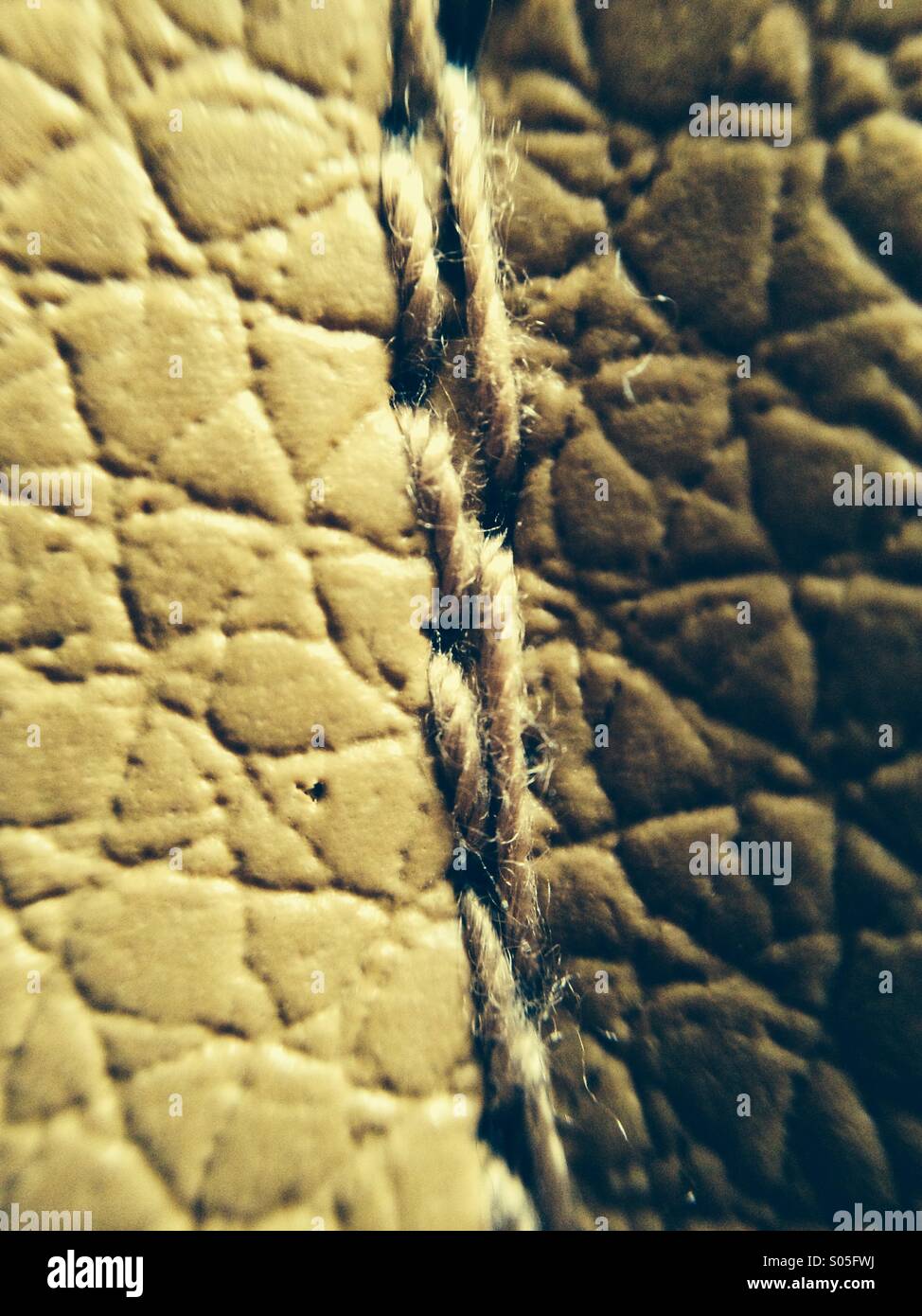 Close up di cucitura in pelle - Immagine stock catturata con smartphone