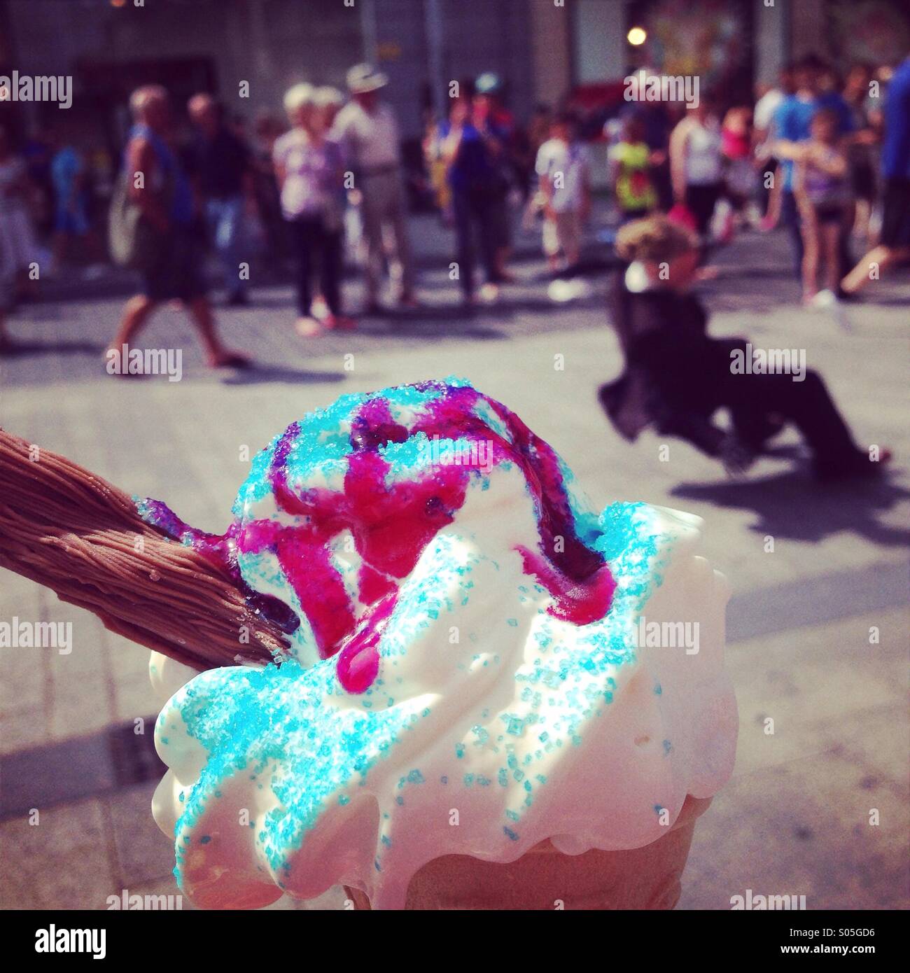 Gelato alla crema con street performer in background in 30 gradi di calore in Liverpool City Centre Luglio 2014. - Immagine stock catturata con smartphone