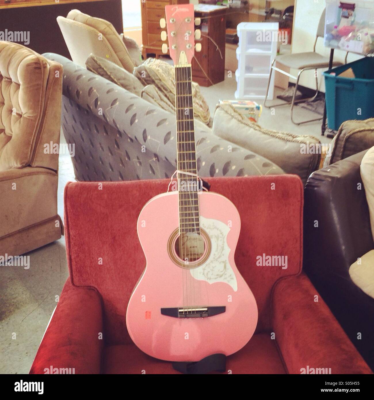 Chitarra rosa parsimonia store - Immagine stock catturata con smartphone