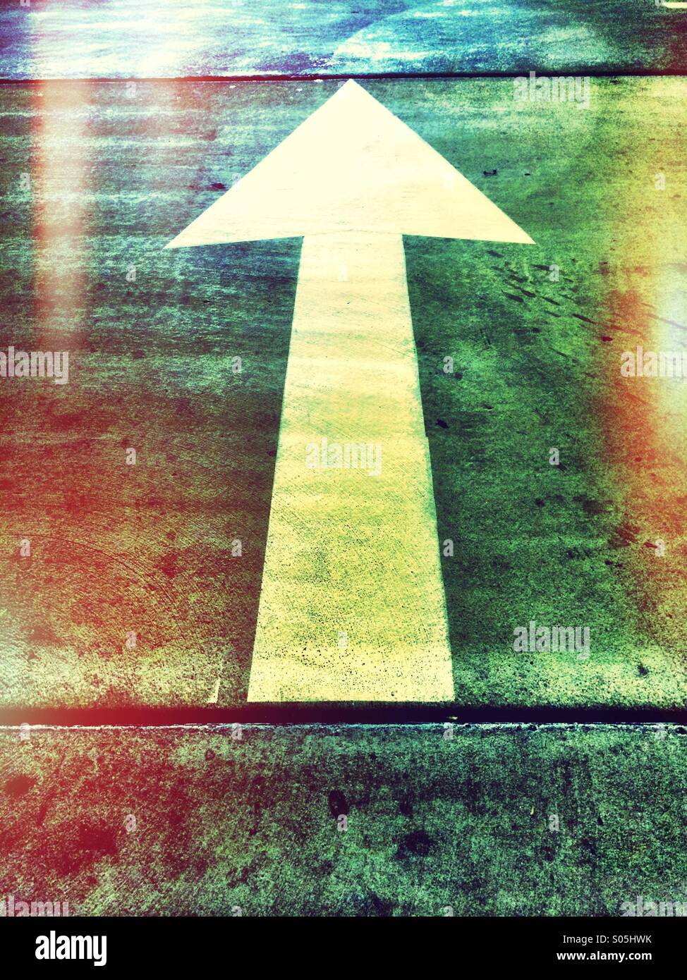 Una freccia sulla strada. - Immagine stock catturata con smartphone