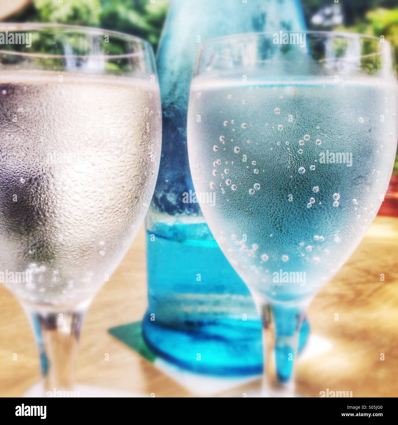Due bicchieri di acqua Foto Stock