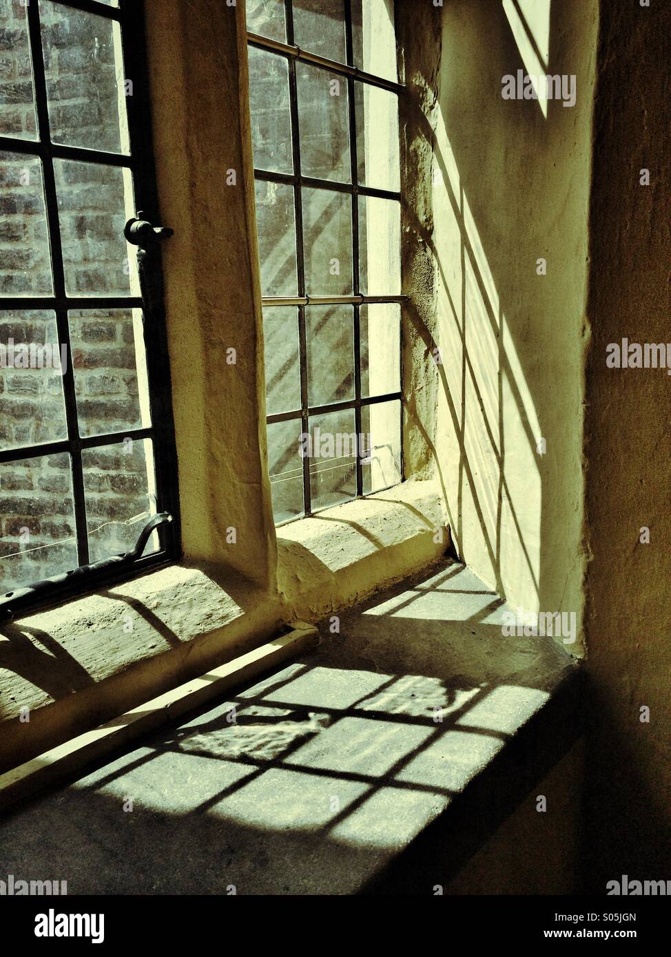 Streaming di luce in un Tudor House Foto Stock