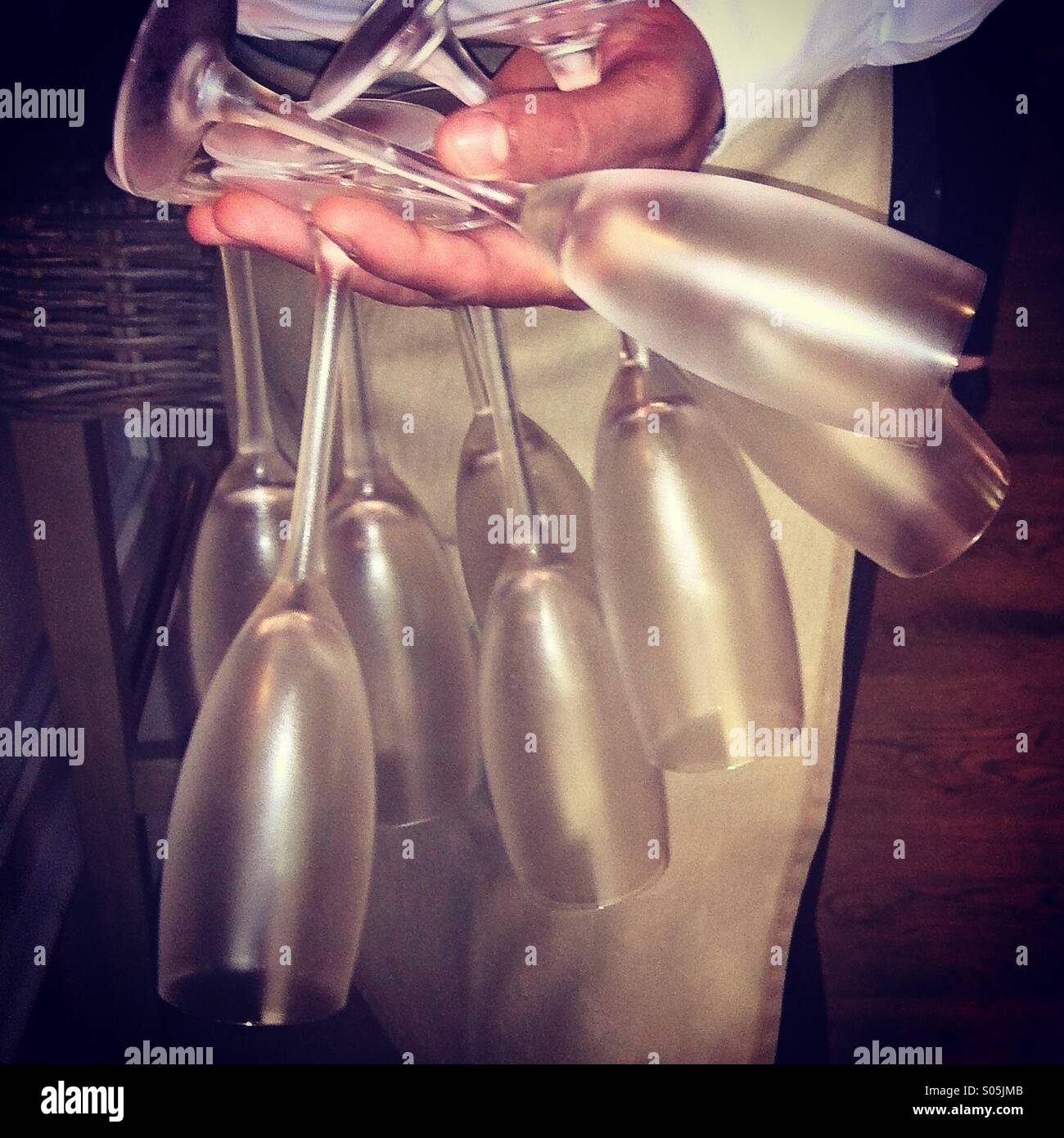 Una manciata di bicchieri da vino. Foto per iPhone in stile Instagram. - Immagine stock catturata con smartphone