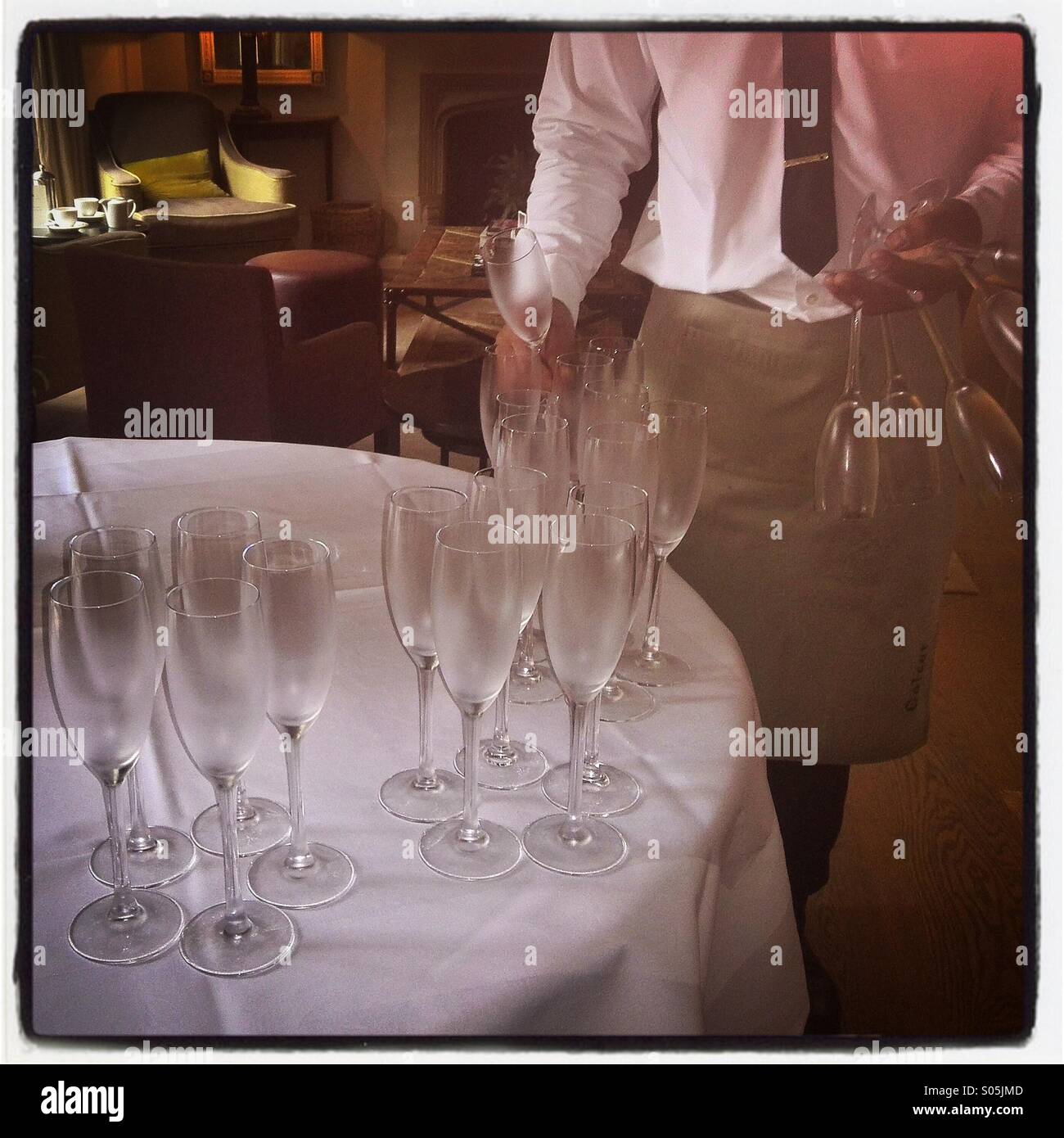 Preparare i bicchieri da vino. Foto per iPhone in stile Instagram. - Immagine stock catturata con smartphone