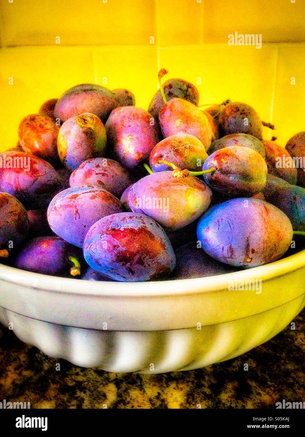 Una ciotola di prugne - Immagine stock catturata con smartphone