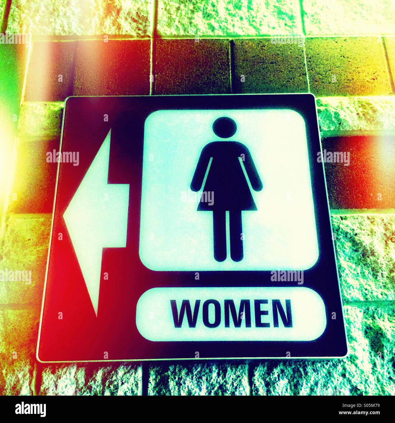Indicazioni per la Womens' restroom a una prova di stop negli Stati Uniti. - Immagine stock catturata con smartphone