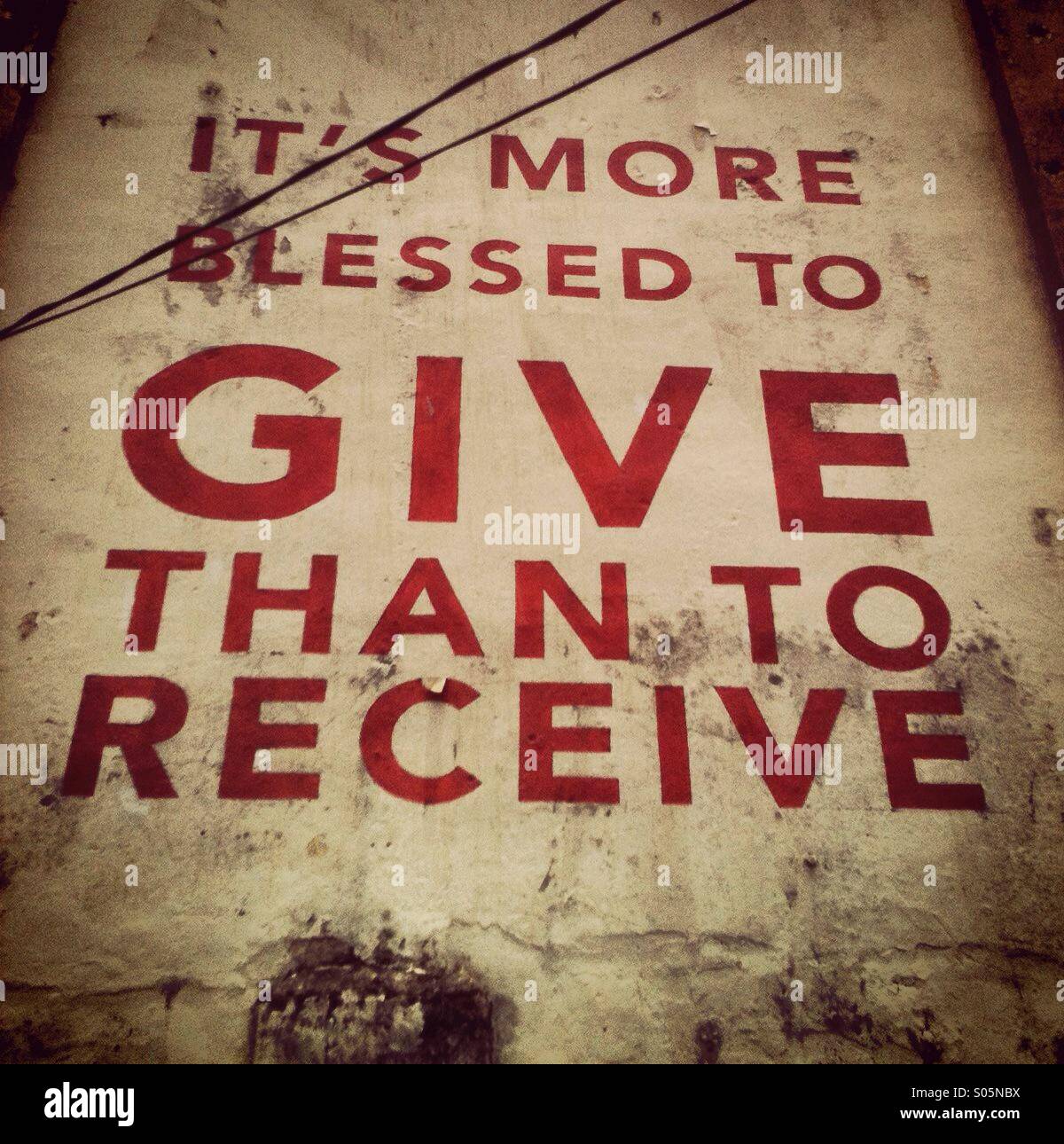 Cartello che diceva "è più beati nel dare che nel ricevere" - Immagine stock catturata con smartphone