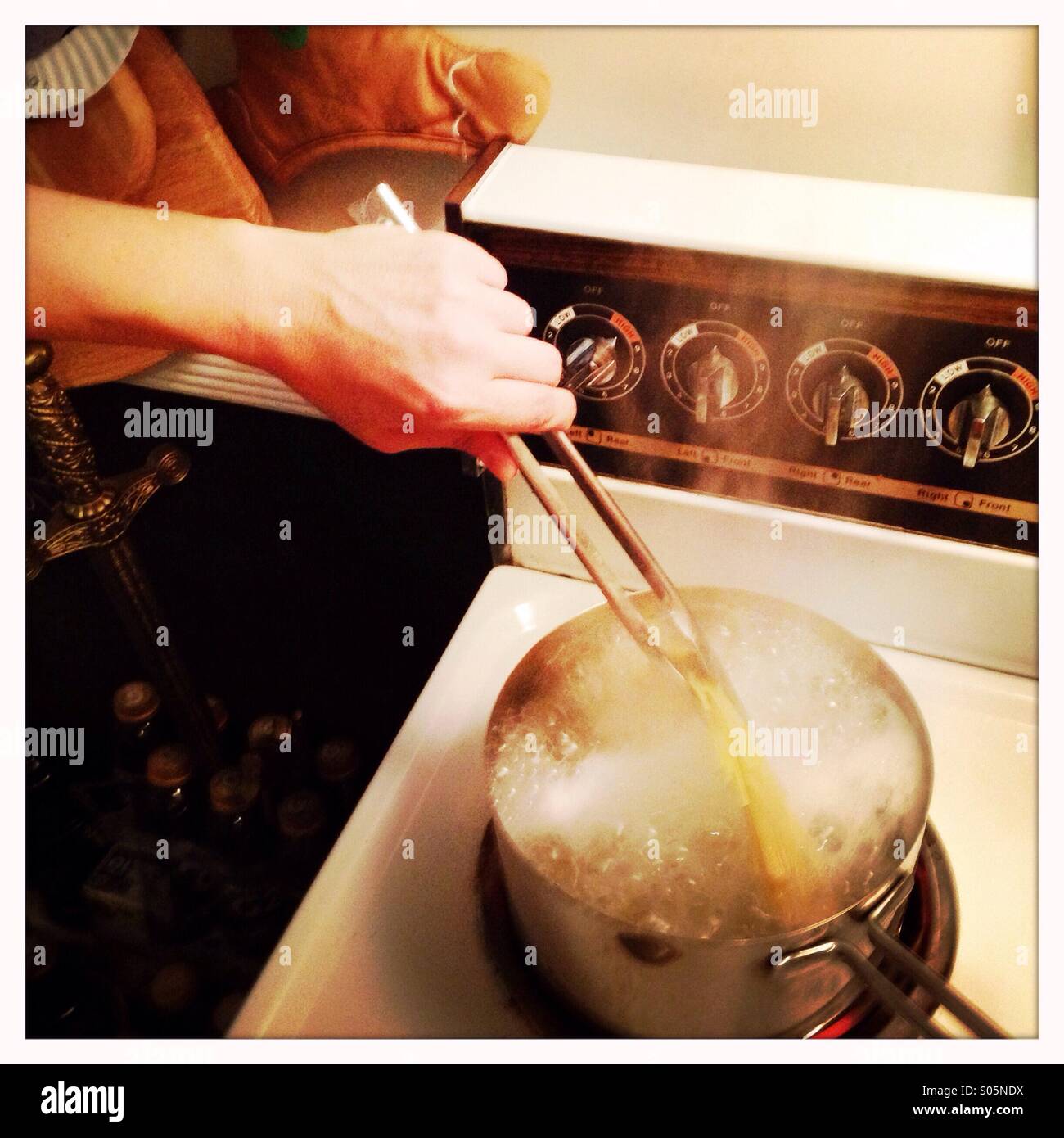 Cucinare gli spaghetti su un fornello elettrico Foto Stock