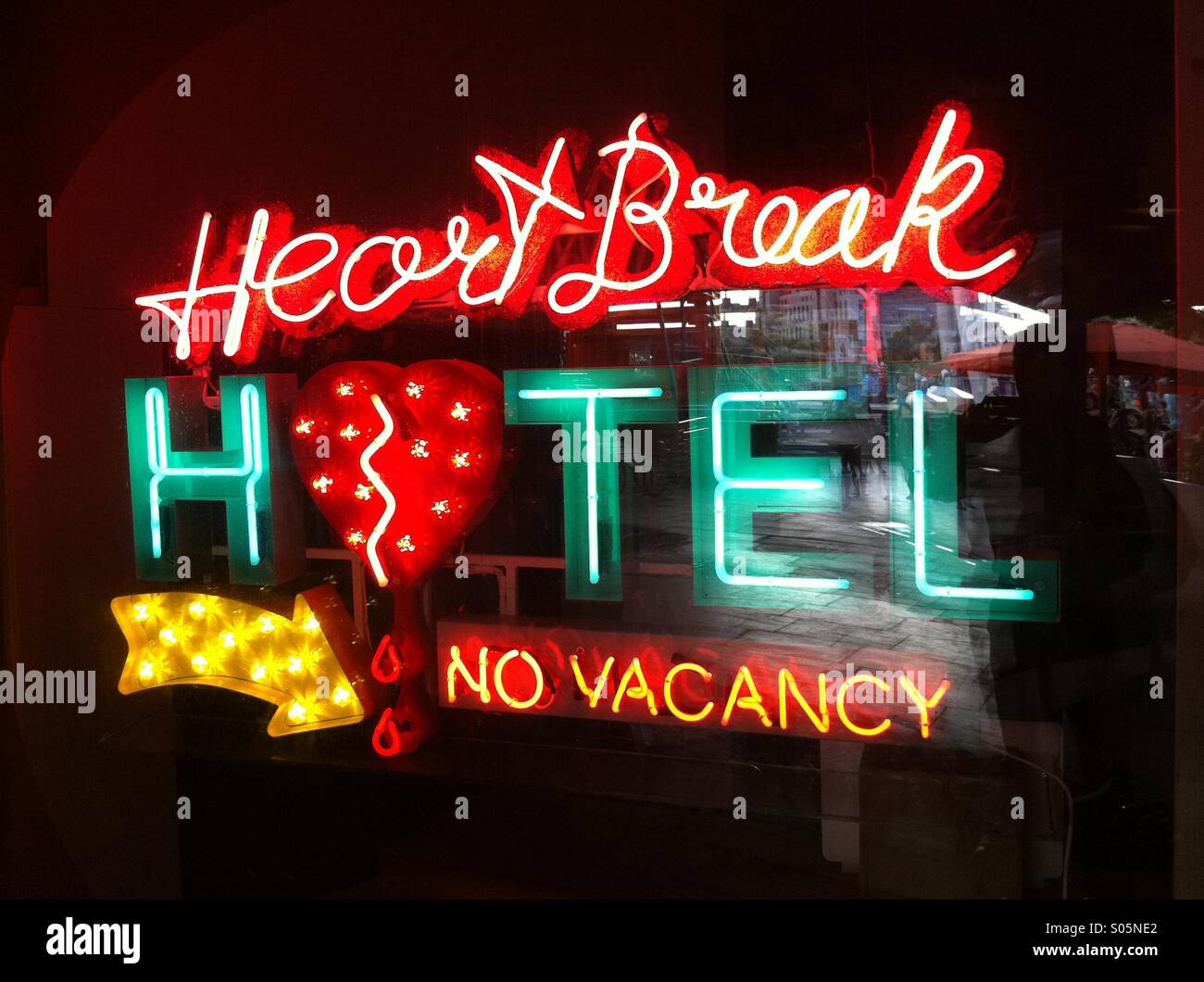 Heartbreak hotel insegna al neon, Southbank, London, Regno Unito Foto Stock