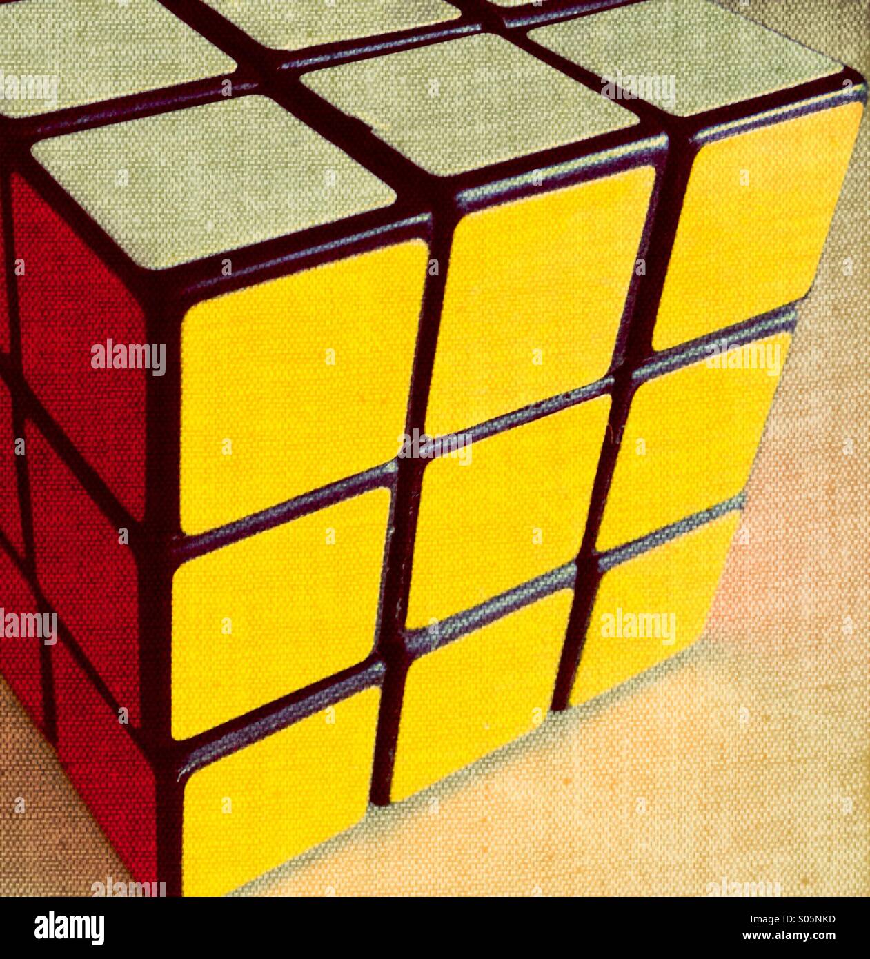 Vista laterale di un cubo di Rubik - Immagine stock catturata con smartphone