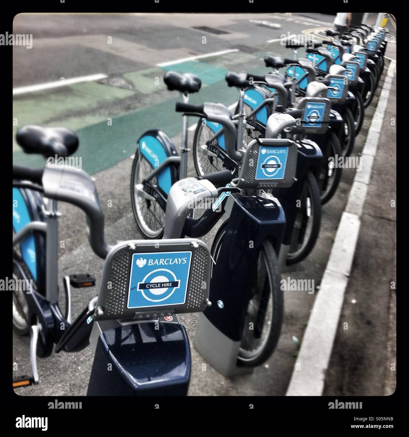 Londra affittare biciclette tutti parcheggiata vicino a Leonard Street, Londra, Inghilterra. - Immagine stock catturata con smartphone