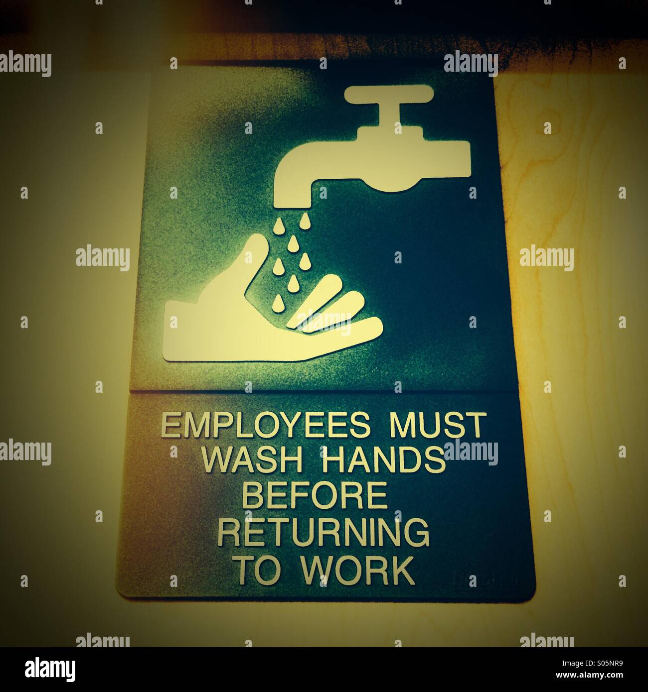 I dipendenti devono lavarsi le mani prima di tornare al lavoro di segno. - Immagine stock catturata con smartphone