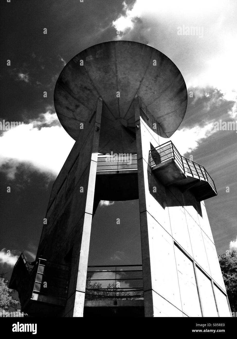 Space Age parabola satellitare a guardare il cielo, effettivamente una piattaforma di osservazione in un francese Forrest - Immagine stock catturata con smartphone