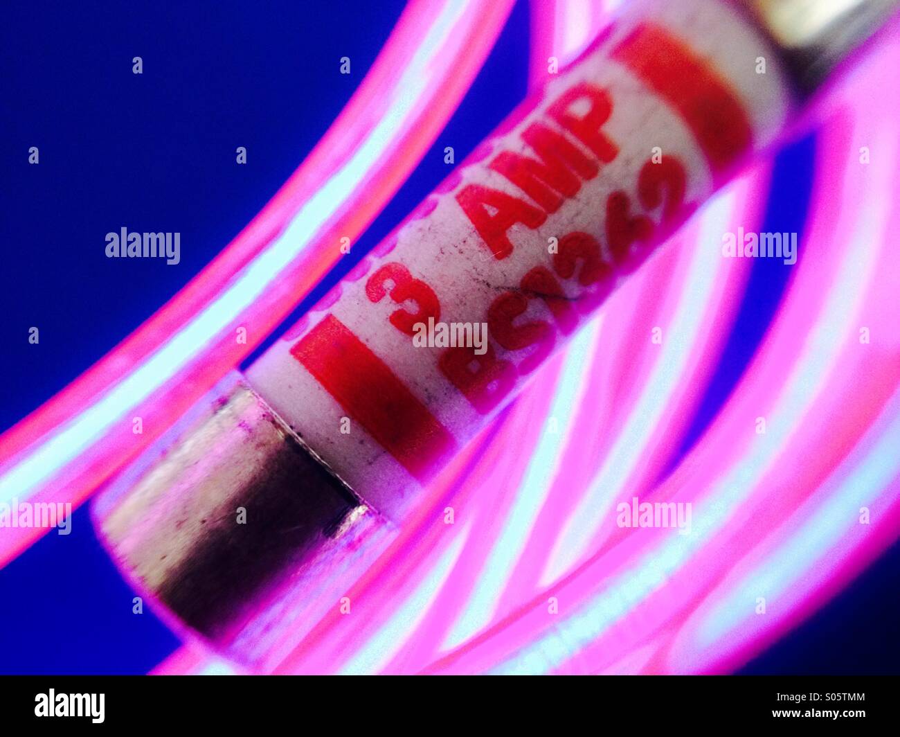 Fusibile circondato da rosa filo incandescente - Immagine stock catturata con smartphone