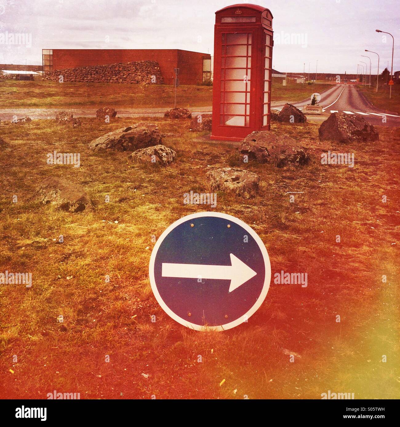 Rotonda con cabina telefonica a Keflavik Islanda Foto Stock