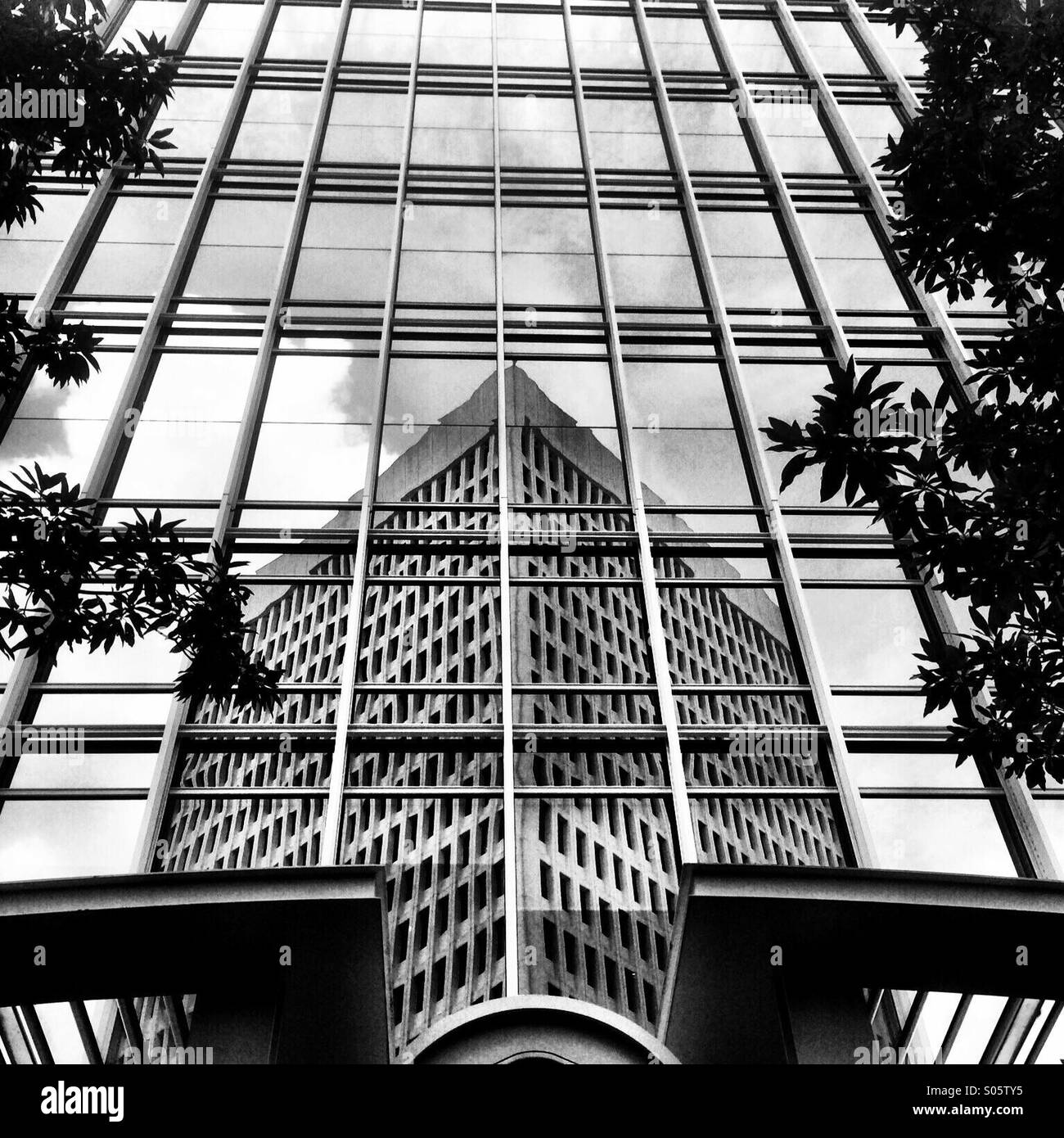 Il grattacielo si riflette in un grattacielo in Midtown Atlanta, Georgia. Foto Stock