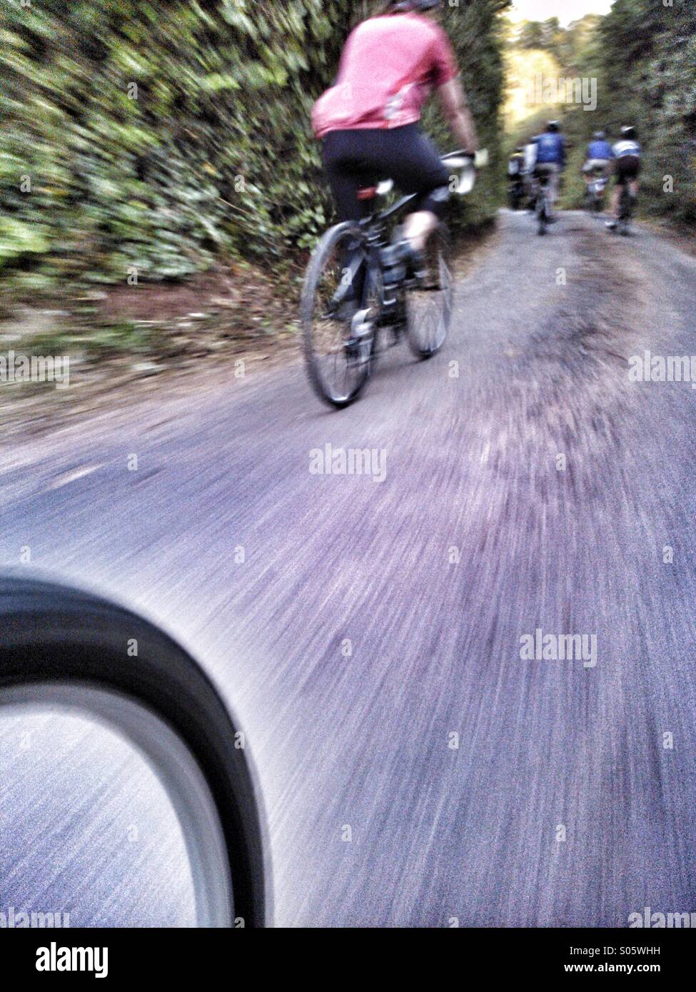 I ciclisti escursioni in bicicletta lungo il vicolo del paese. Foto Stock