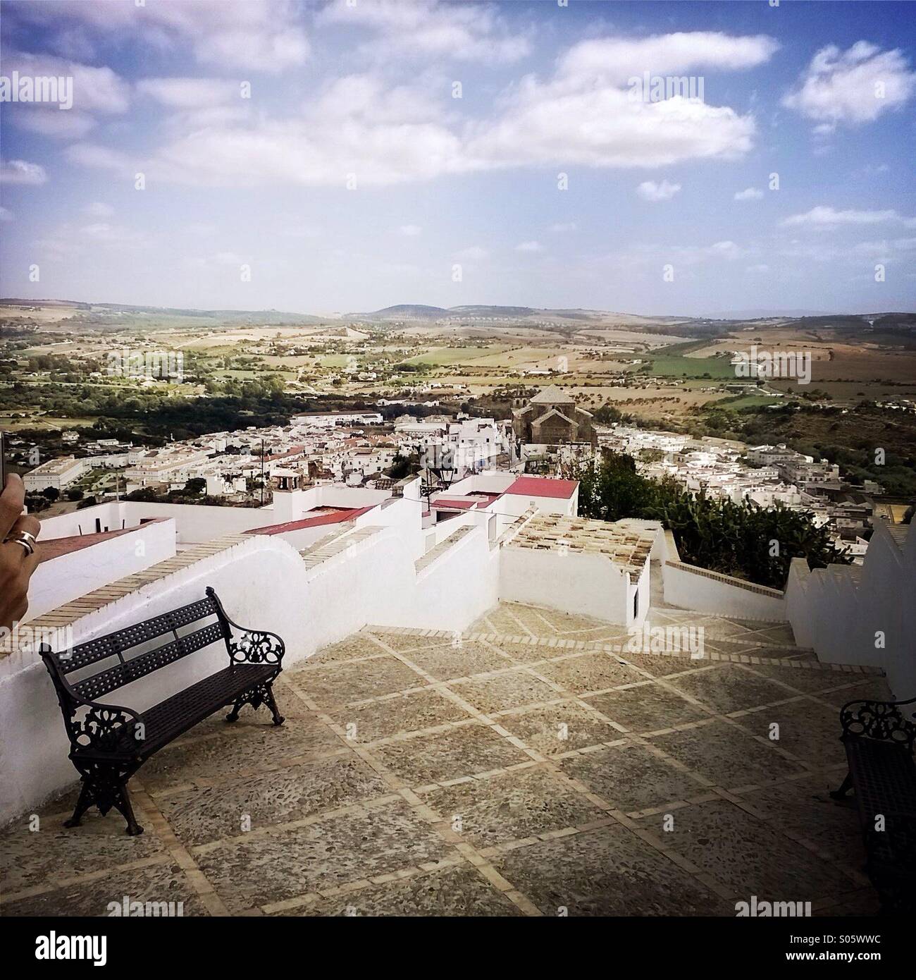 Punto più alto mirador in Arcos De La Frontera, uno dell'emblematica Pueblos Blancos, bianco città in provincia di Cadice Sierra, Andalusia. Foto Stock