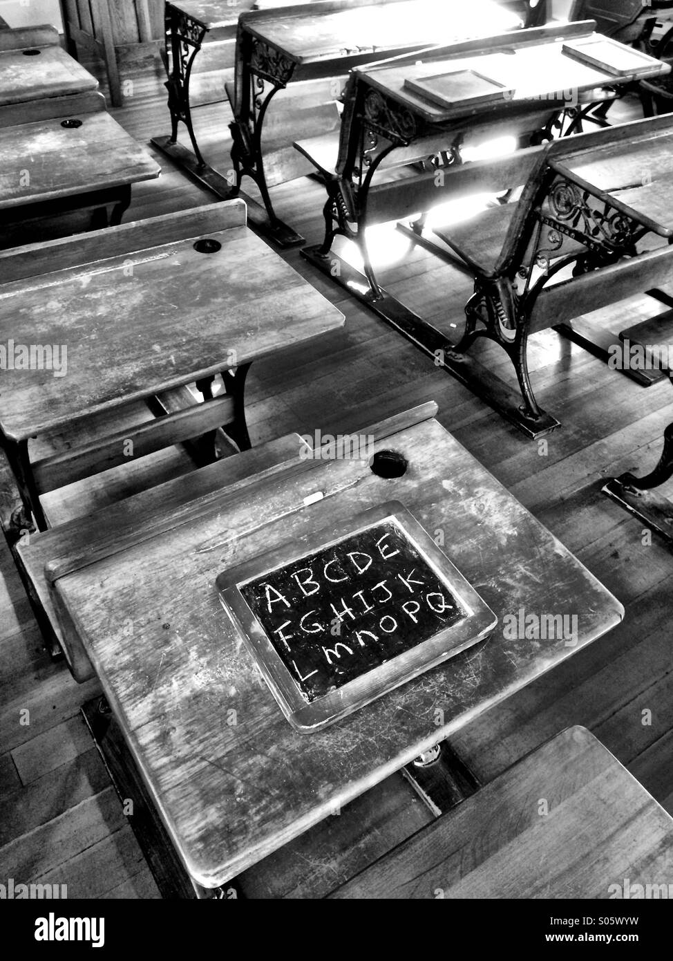 Vintage aula con lavagna sulla scrivania. Foto Stock