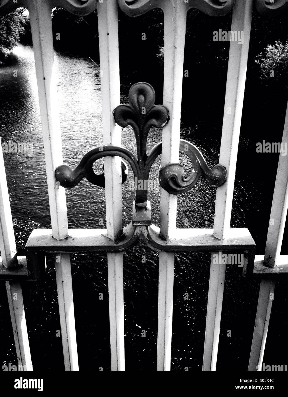 I parapetti decorati su un ponte - Immagine stock catturata con smartphone