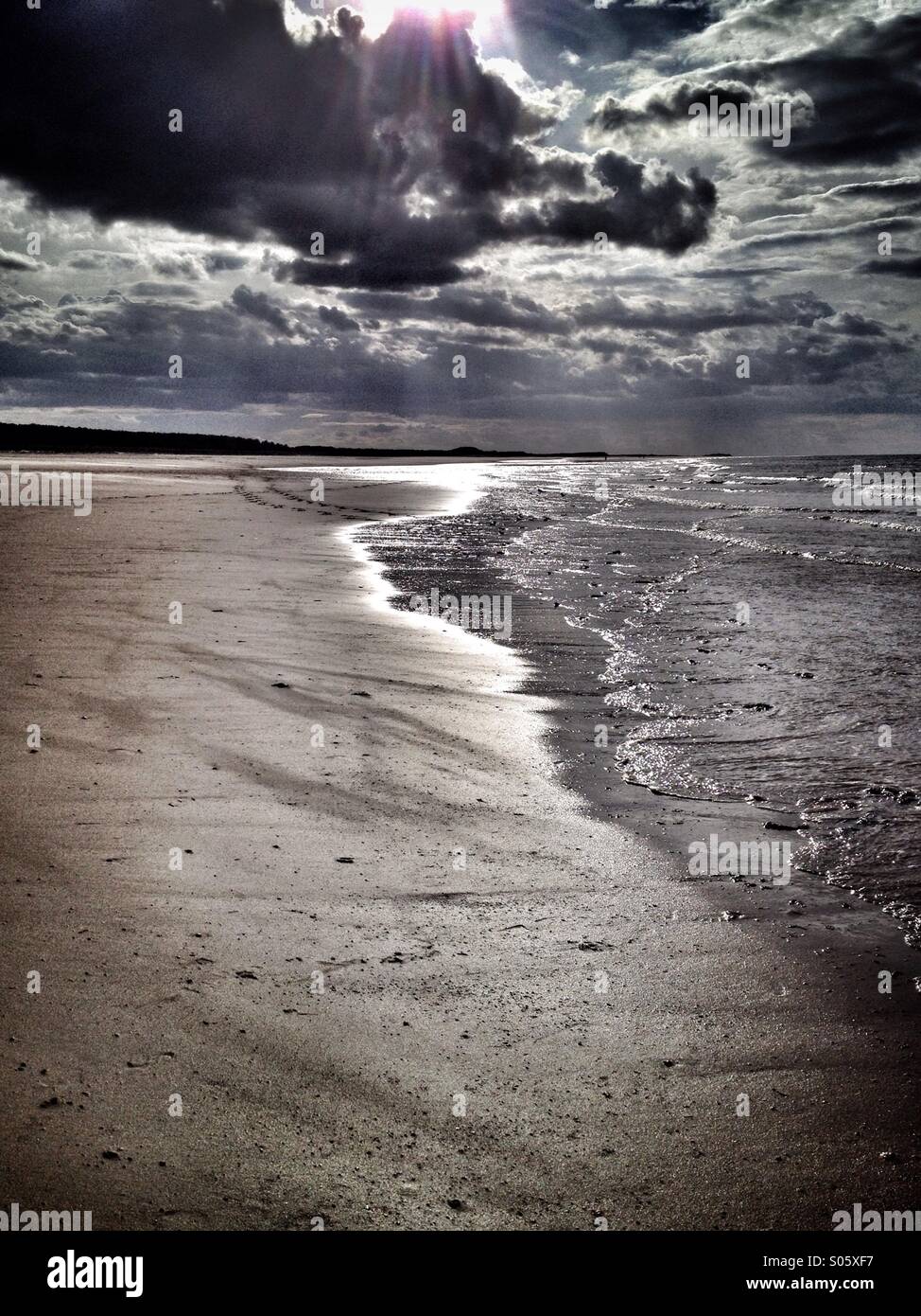 Spiaggia deserta con cielo tempestoso Foto Stock