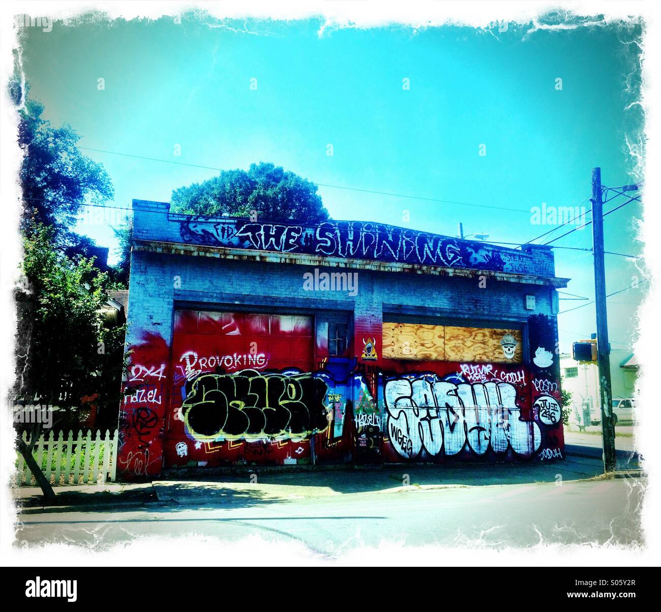 Una coperta di graffiti abandonned edificio in Atlanta, Georgia, Stati Uniti d'America. - Immagine stock catturata con smartphone