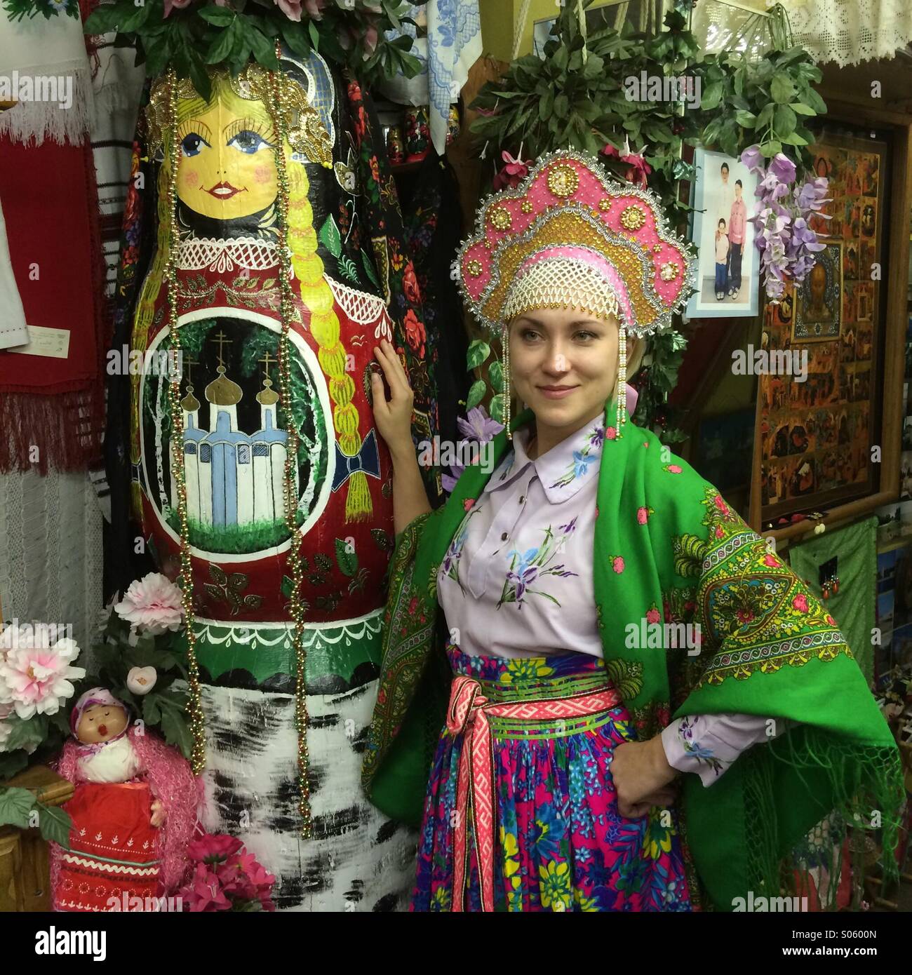 Donna russa in costume tradizionale. Nikolaevsk Alaska Foto Stock