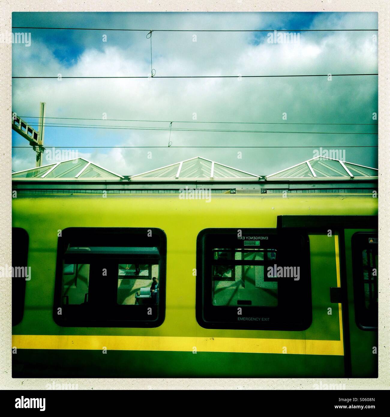 Vagone ferroviario, linee e cielo Foto Stock