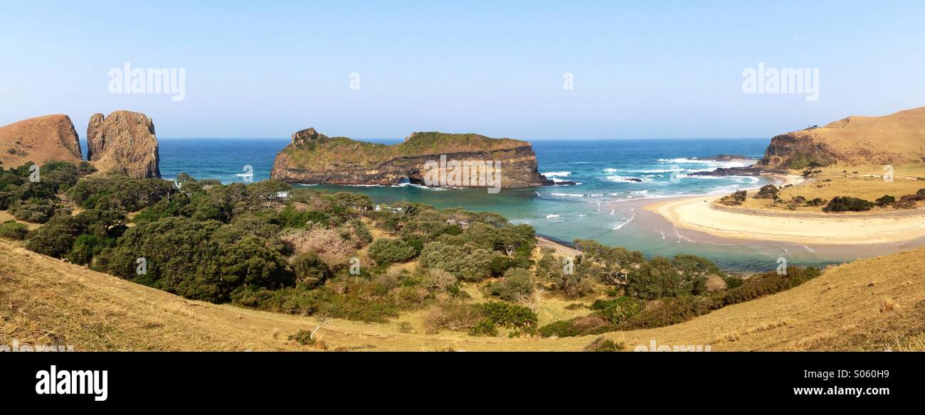 Vista panoramica della costiera formazione rocciosa conosciuta come foro nella parete lungo la costa selvaggia in Sud Africa orientale della provincia del Capo. - Immagine stock catturata con smartphone