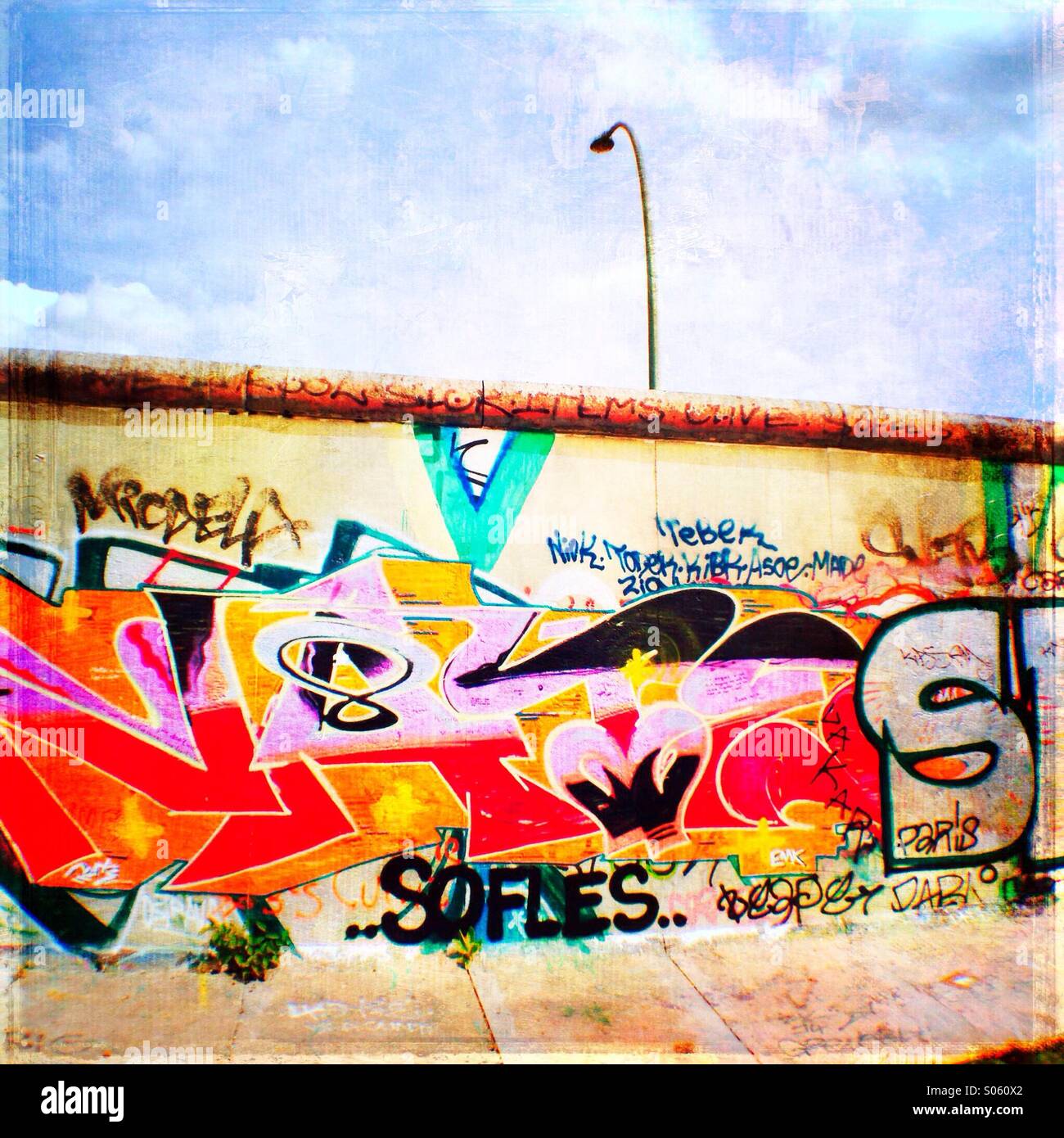 Graffiti sul muro di Berlino a East Side Gallery a Friedrichshain Berlino Germania - Immagine stock catturata con smartphone