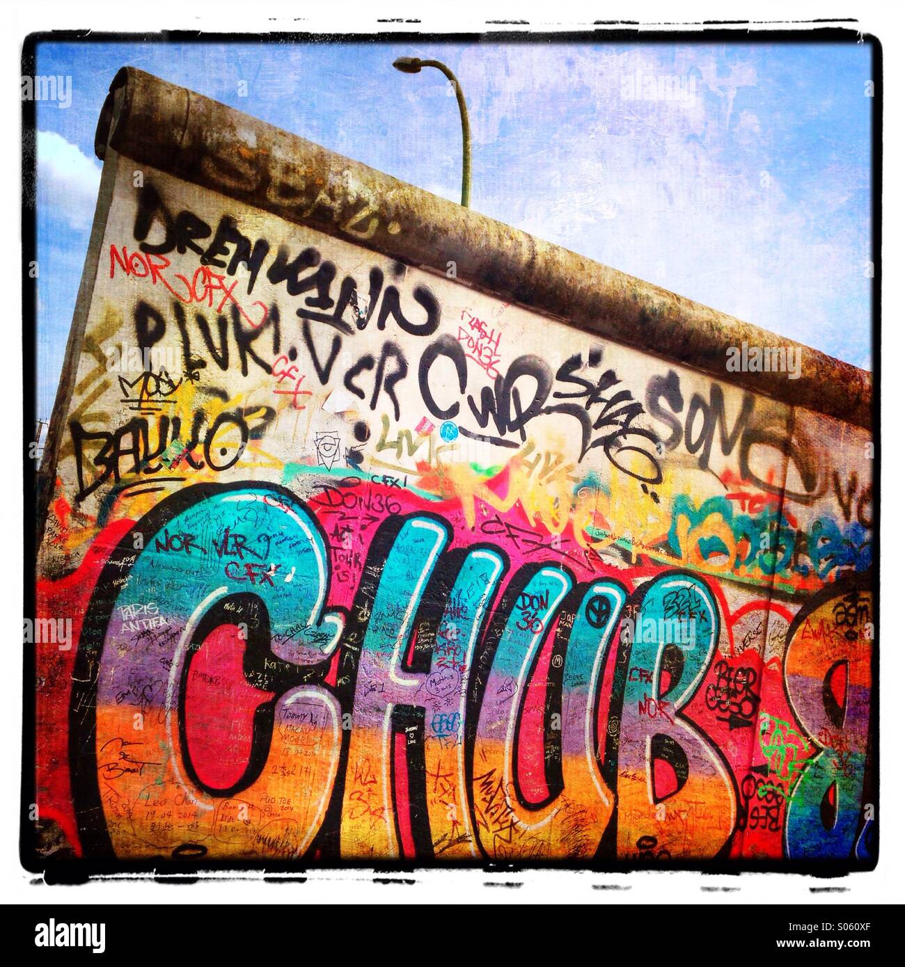 Graffiti sul muro di Berlino a East Side Gallery a Friedrichshain Berlino Germania - Immagine stock catturata con smartphone