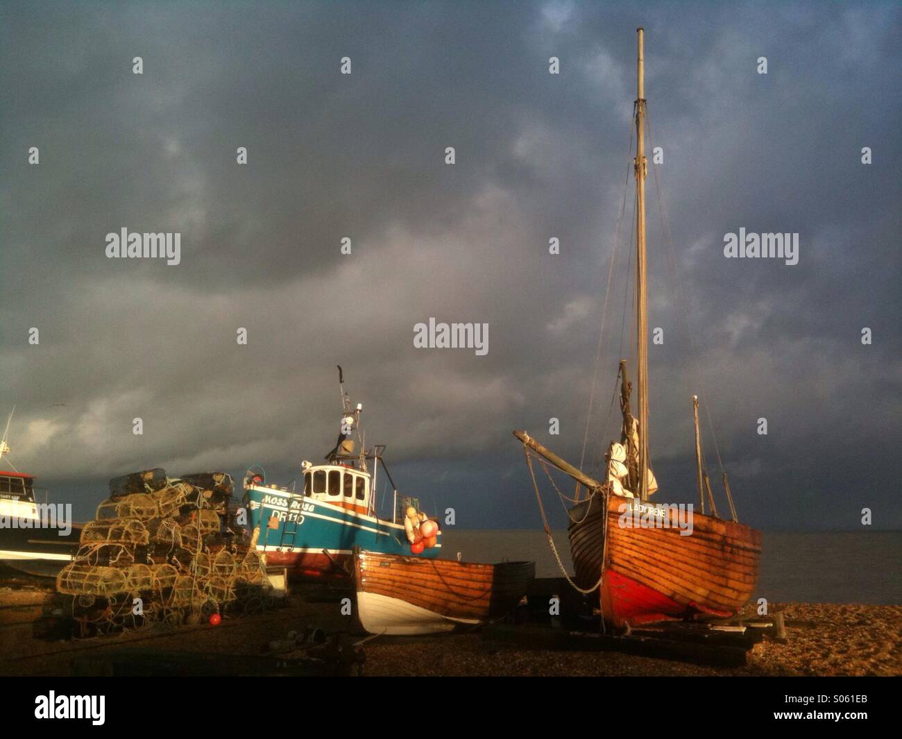 Foto di IPM, barche di pescatori sulla spiaggia di trattare in East Kent, Regno Unito Foto Stock