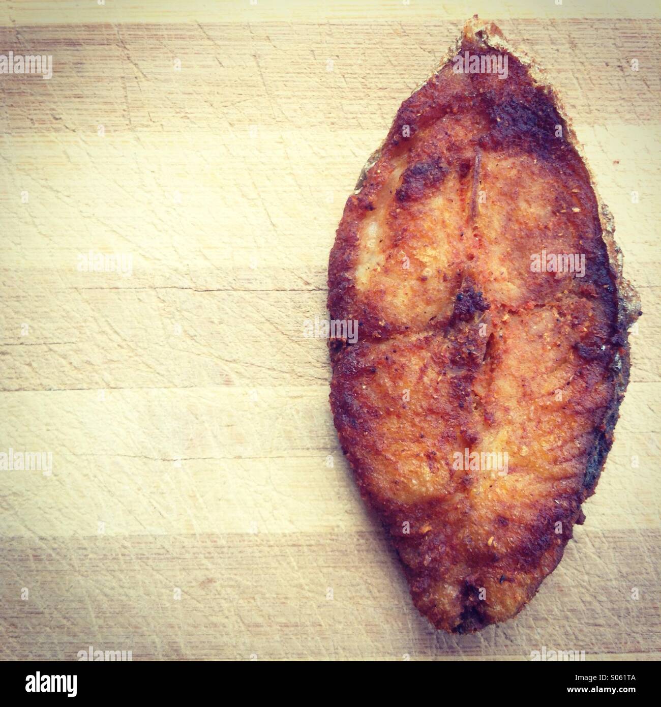 Una fetta di profondo fritto king fish Foto Stock