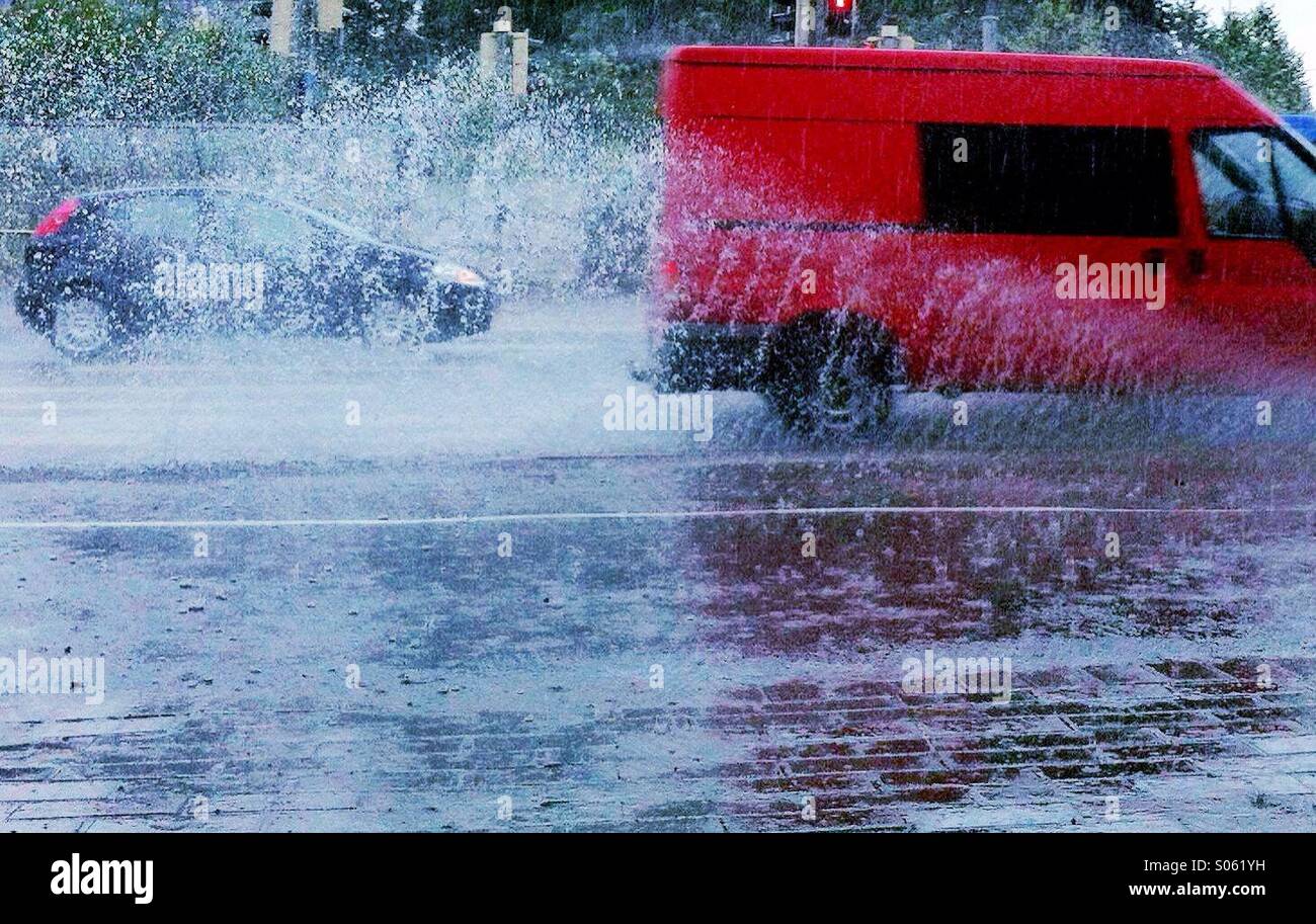 Un furgone e un auto di guida in caso di pioggia Foto Stock