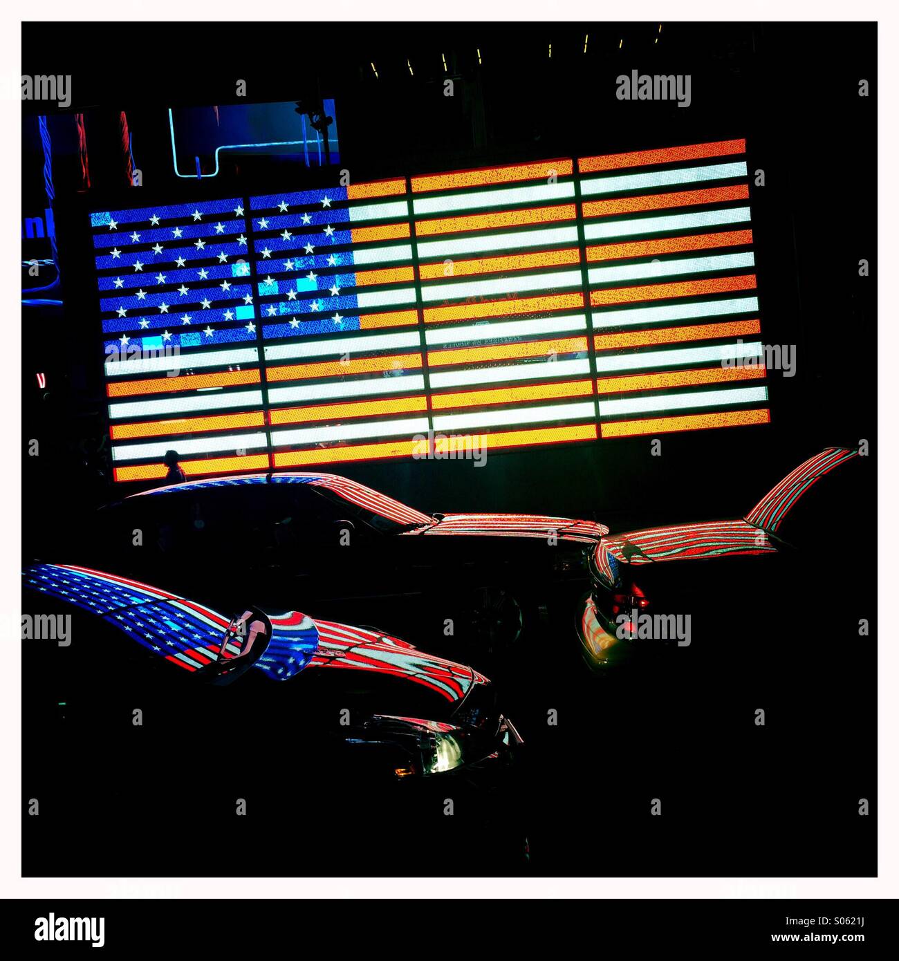 Noi bandiera in Times Square si riflette nel traffico Foto Stock