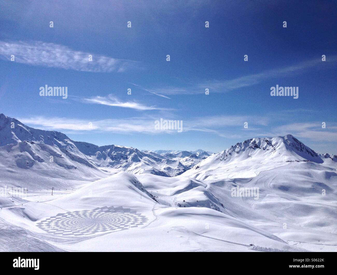 Foto di IPM, uomo fatto pattern nella neve, le Alpi francesi Foto Stock