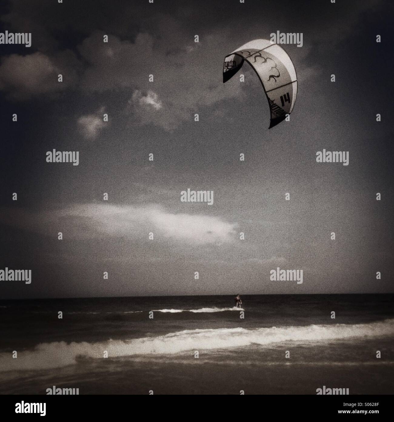 Uomo di kitesurf a Jacksonville Beach, Florida, Stati Uniti d'America. - Immagine stock catturata con smartphone